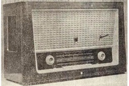 Prototyp přijímače s odlišným brokátem, nápisem Filharmonie na ozvučnici a znakem Tesla pod tlačítky